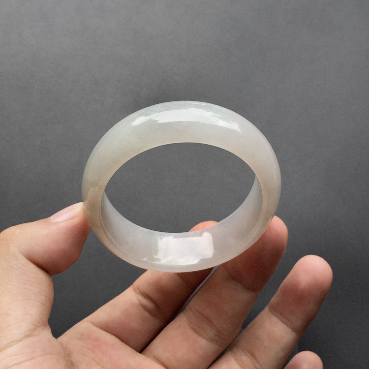 糯冰种淡晴水贵妃镯（49.7-56.6mm）