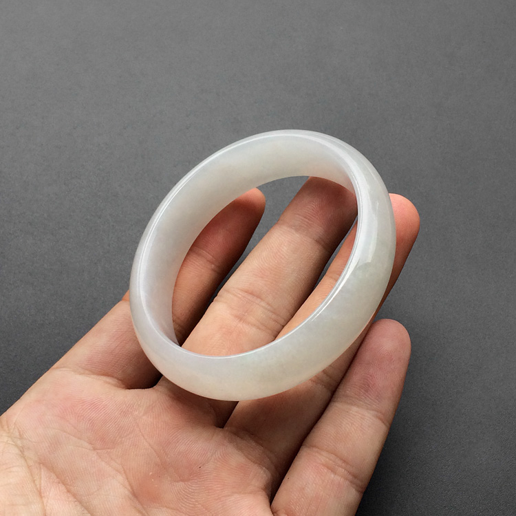 糯冰种淡晴水贵妃镯（49.7-56.6mm）