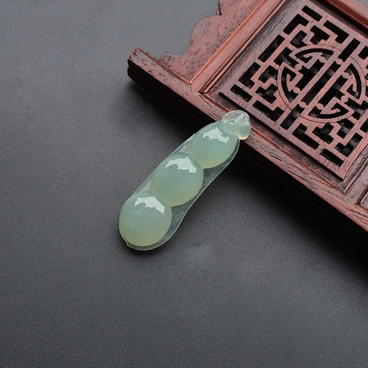 糯冰种晴水四季豆挂件
