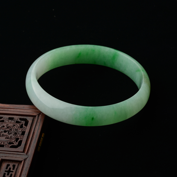 (超值推荐)糯冰种飘翠贵妃镯(54mm-49.5mm)