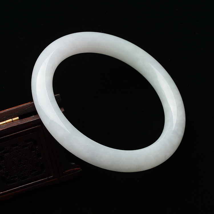 (超值推荐)糯冰种淡晴水圆条手镯(56.8mm)