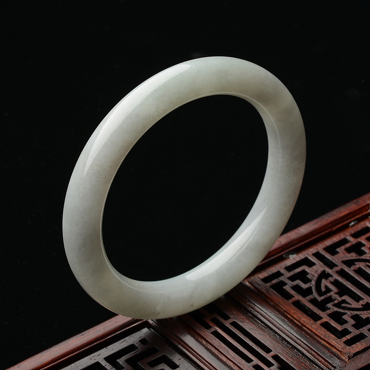 (超值推荐)糯冰种淡晴水圆条手镯(55.9mm)