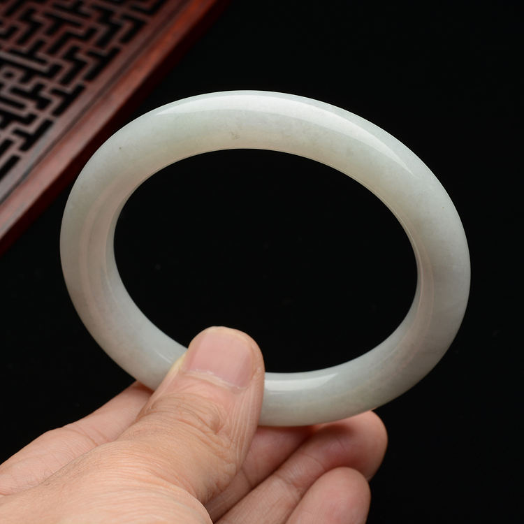 (超值推荐)糯冰种淡晴水圆条手镯(55.9mm)