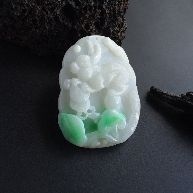 （超值推荐）糯冰种飘翠玉兔挂件