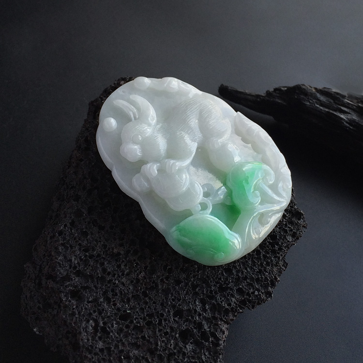 （超值推荐）糯冰种飘翠玉兔挂件