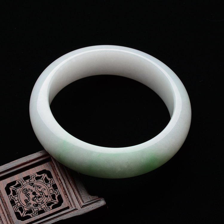 糯冰种略飘翠手镯(53mm)