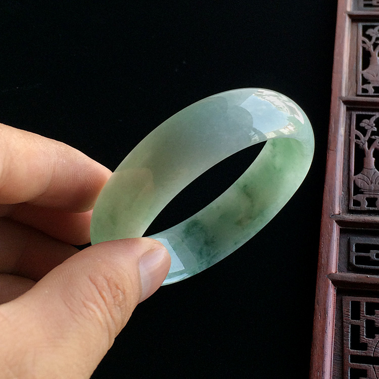 （超值推荐）糯冰种飘花贵妃镯（49.1-55.2mm）