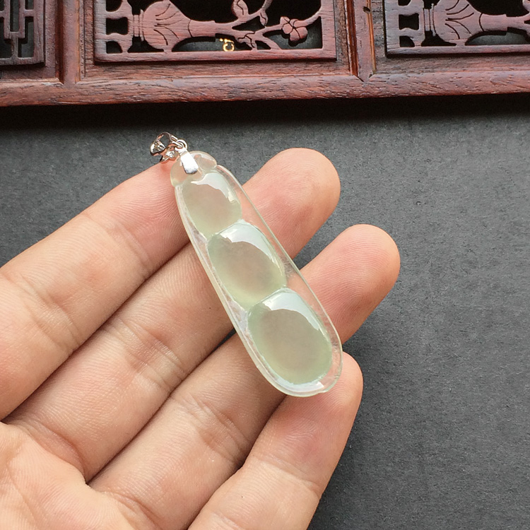 冰种淡晴水四季豆挂件