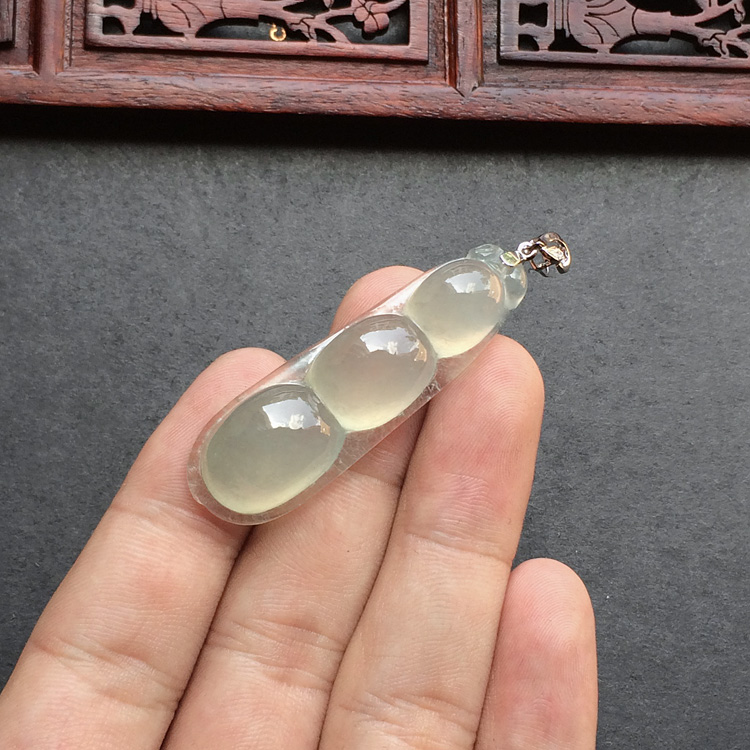 冰种淡晴水四季豆挂件