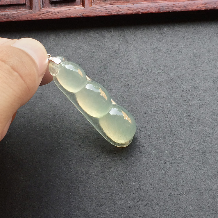 冰种淡晴水四季豆挂件