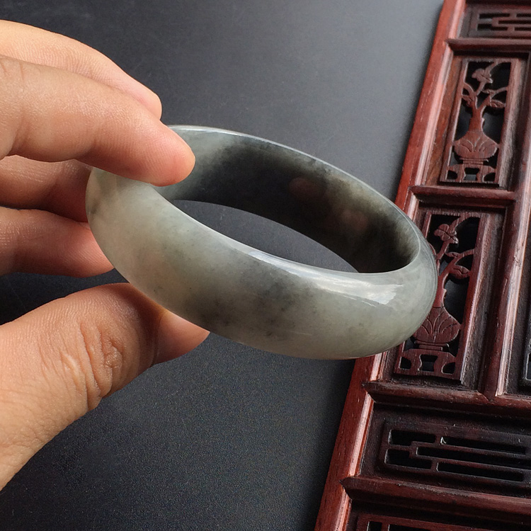 (超值推荐)糯冰种墨色手镯(59mm)