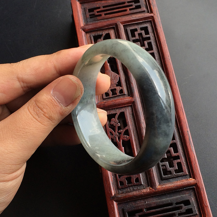 (超值推荐)糯冰种墨色手镯(59mm)