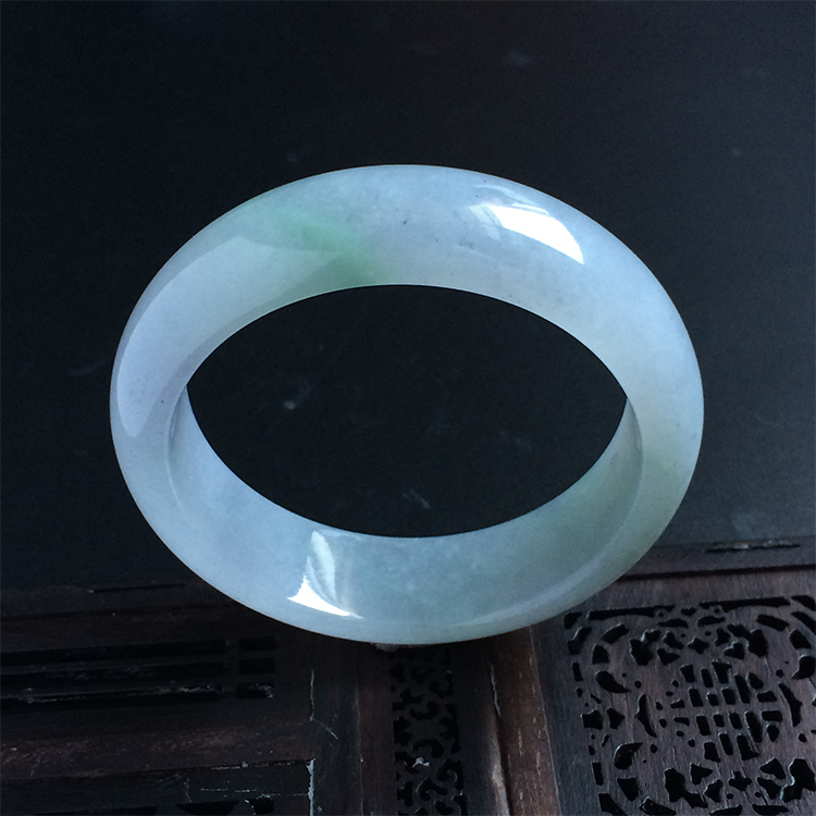 （超值推荐）糯冰种淡春带彩手镯（57mm）