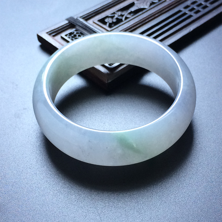 （超值推荐）糯冰种淡春带彩手镯（57mm）