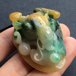 糯冰种黄翡飘花样样如意挂件