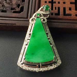 (超值推荐)糯冰种翠色镶白金钻石方牌胸坠