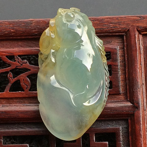 冰种晴水褐黄翡年年有余挂件