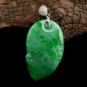 糯冰种翠色如意挂件(金扣)