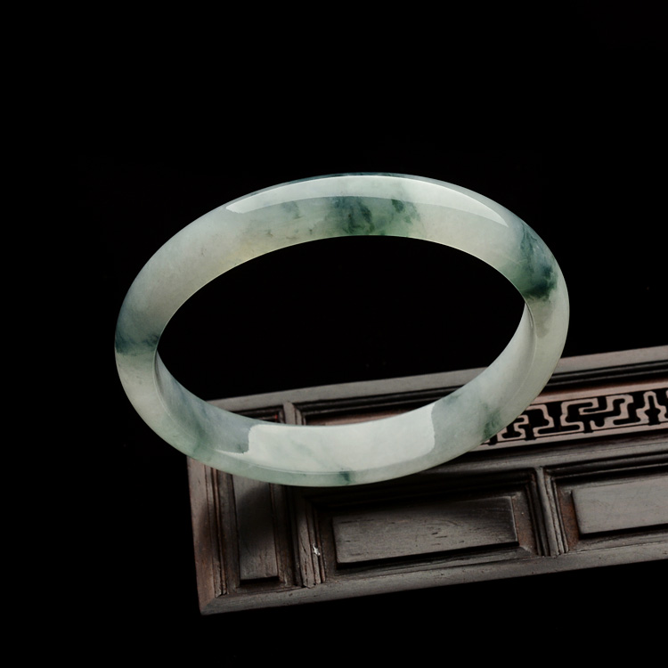 糯冰种飘花贵妃手镯(51.8-57.5mm)