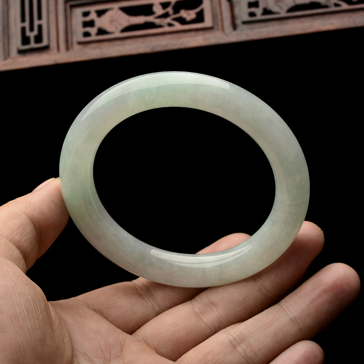 （超值推荐）糯冰种略飘花圆条手镯（57.4mm）