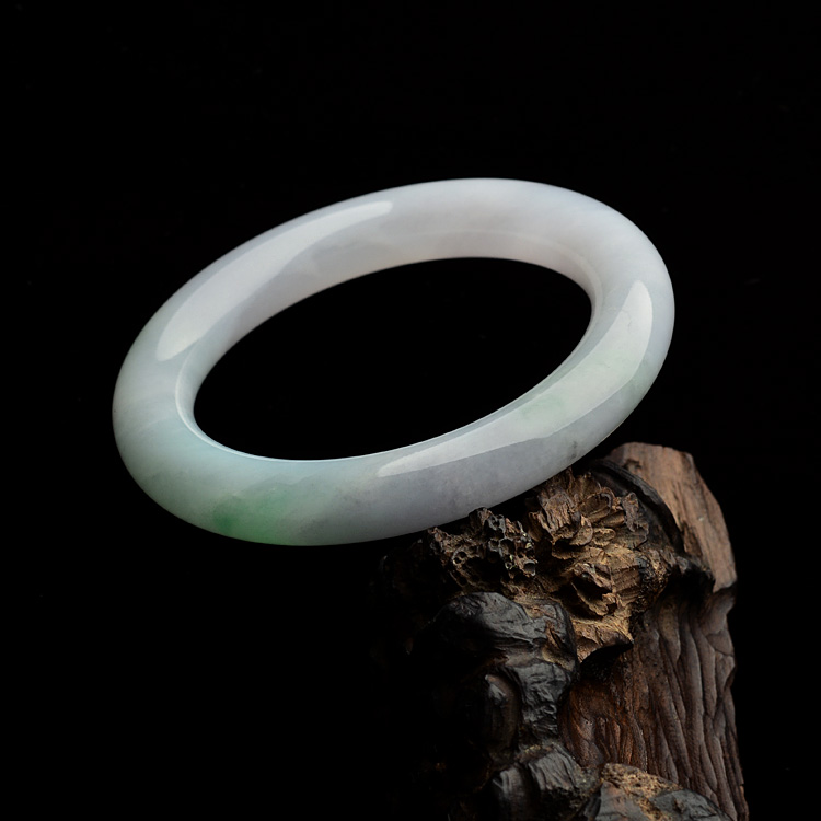 糯冰种淡春带彩圆条手镯(55mm)