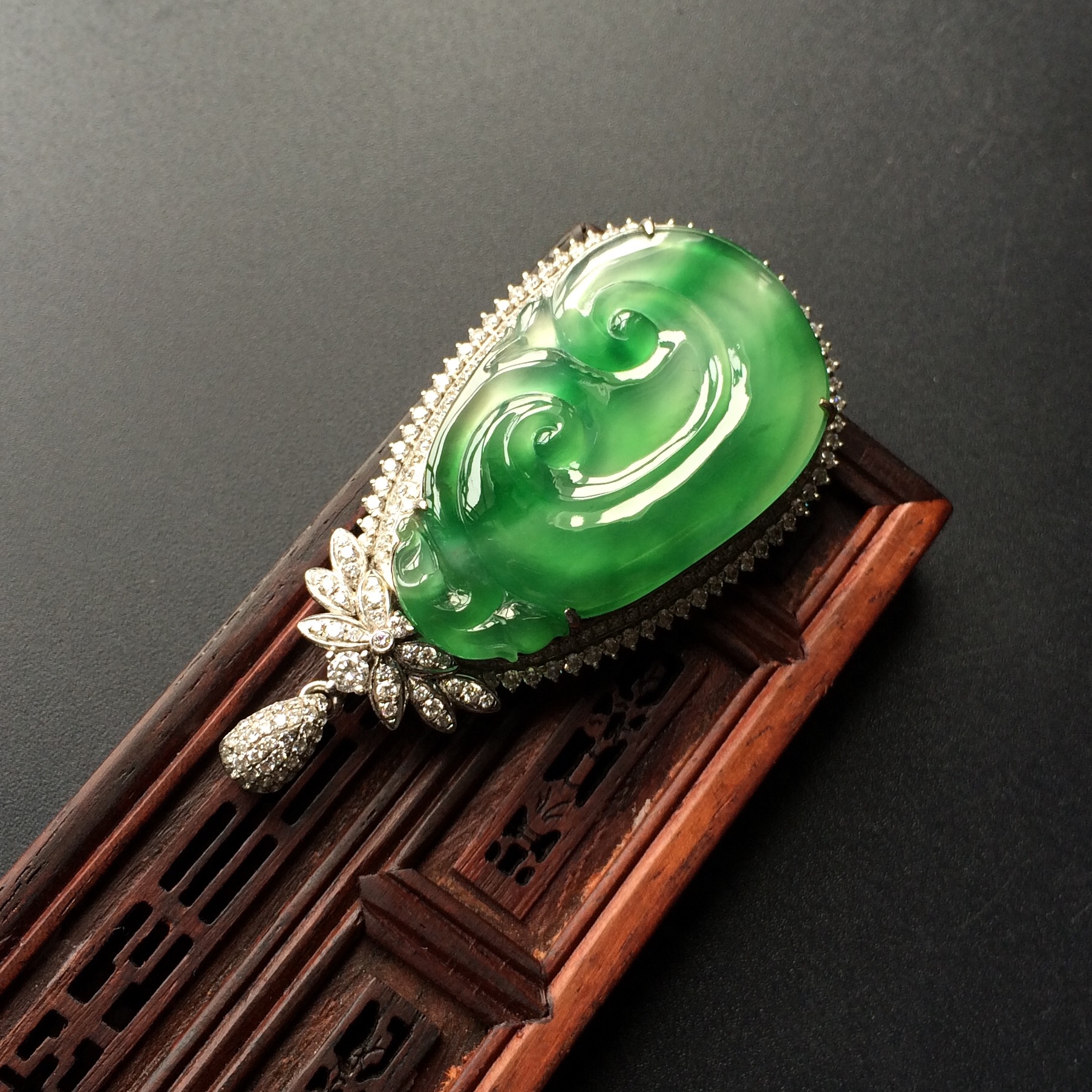 (超值推荐)冰玻种晴水飘翠镶白金钻石如意胸坠