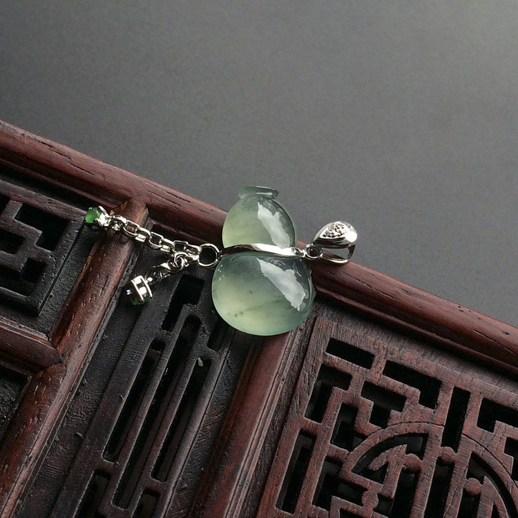 冰种飘花镶白金钻石葫芦胸坠
