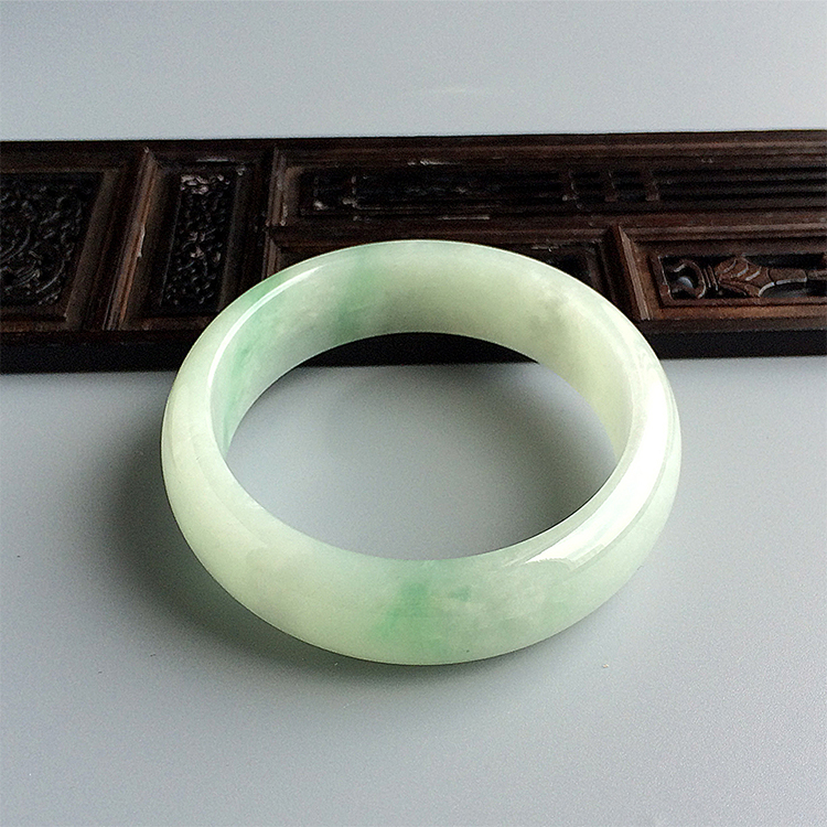 糯冰种晴水略飘翠手镯（56.3mm）