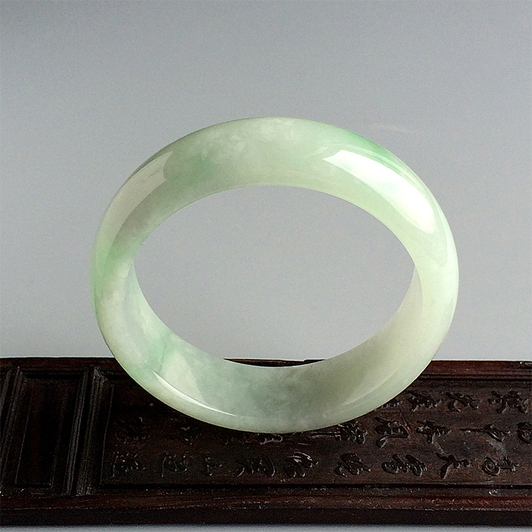 糯冰种晴水略飘翠手镯（56.3mm）