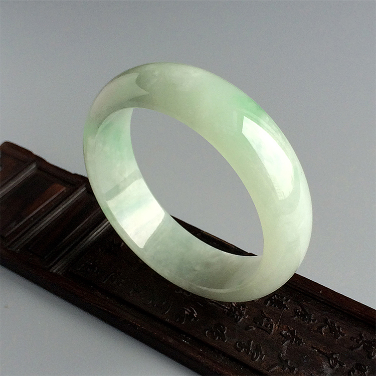 糯冰种晴水略飘翠手镯（56.3mm）