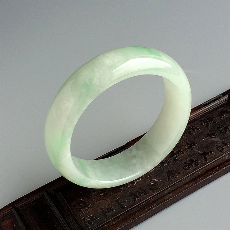 糯冰种晴水略飘翠手镯（56.3mm）