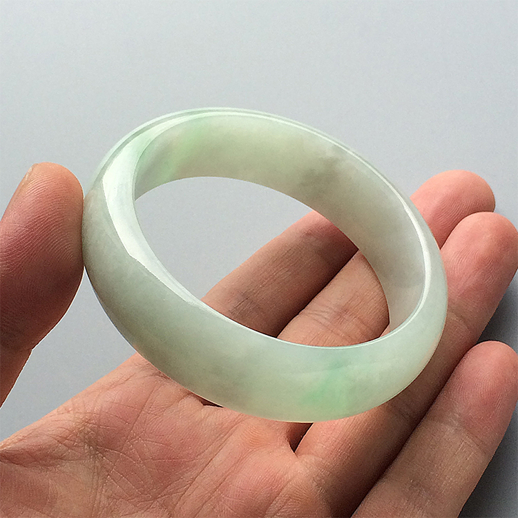 糯冰种晴水略飘翠手镯（56.3mm）