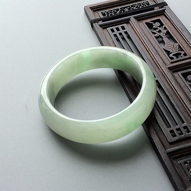 糯冰种晴水略飘翠手镯（56.3mm）