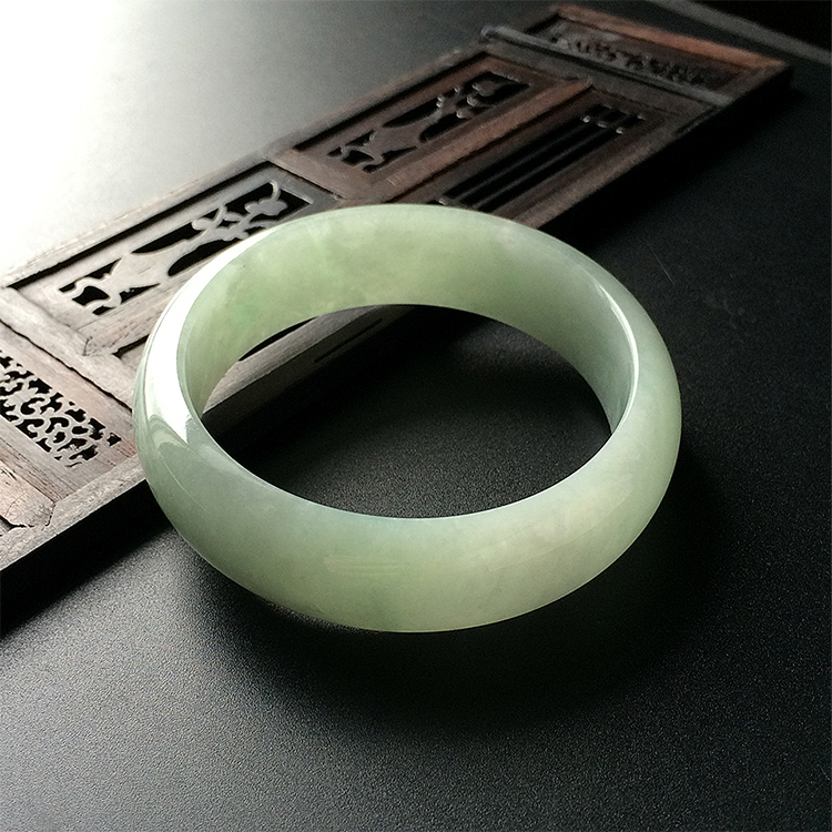 糯冰种淡晴水手镯（58.2mm）