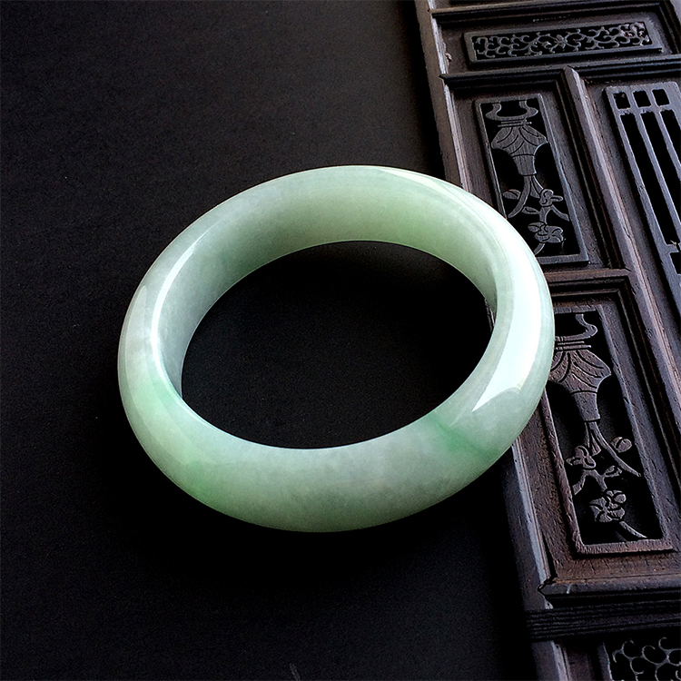 糯冰种淡晴水飘翠手镯（57.1mm）