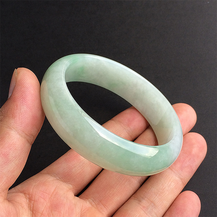 糯冰种淡晴水手镯（56.3mm）