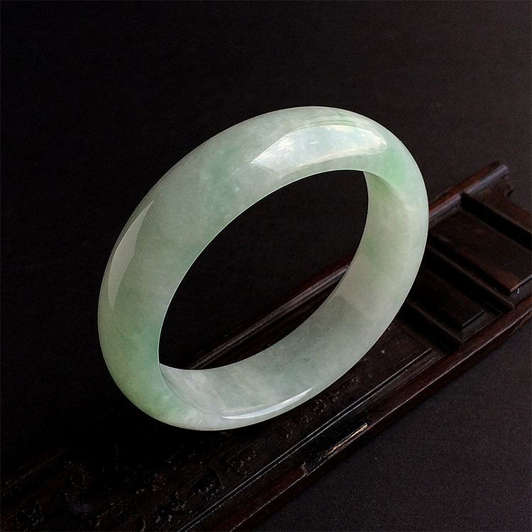 糯冰种淡晴水手镯（56.3mm）
