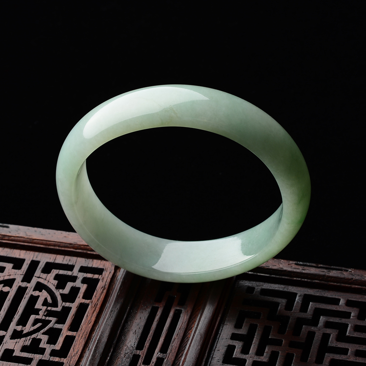 (超值推荐)糯冰种豆色贵妃镯(53.2mm-46.9mm)