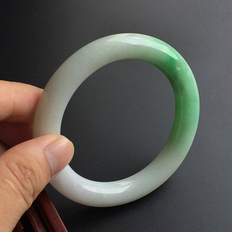 (超值推荐)糯冰种飘翠圆条手镯(57.5mm)