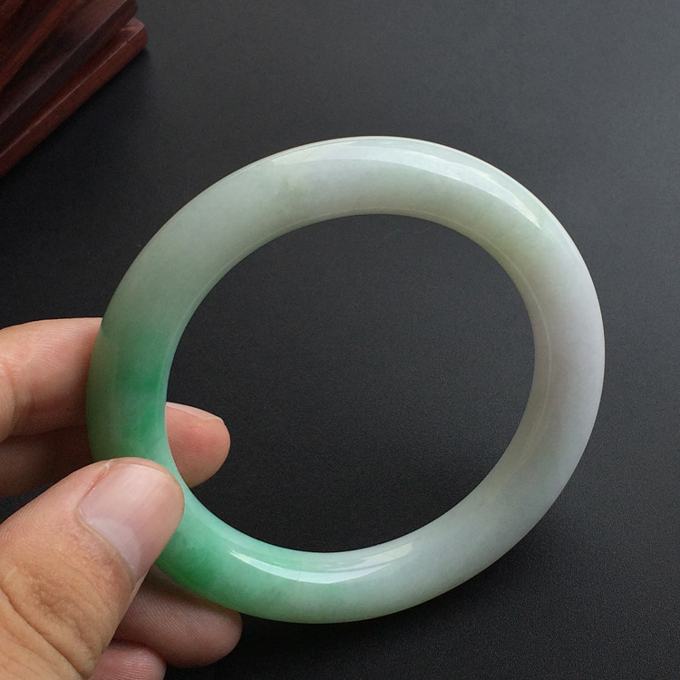 (超值推荐)糯冰种飘翠圆条手镯(57.5mm)