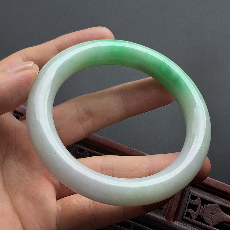 (超值推荐)糯冰种飘翠圆条手镯(57.5mm)