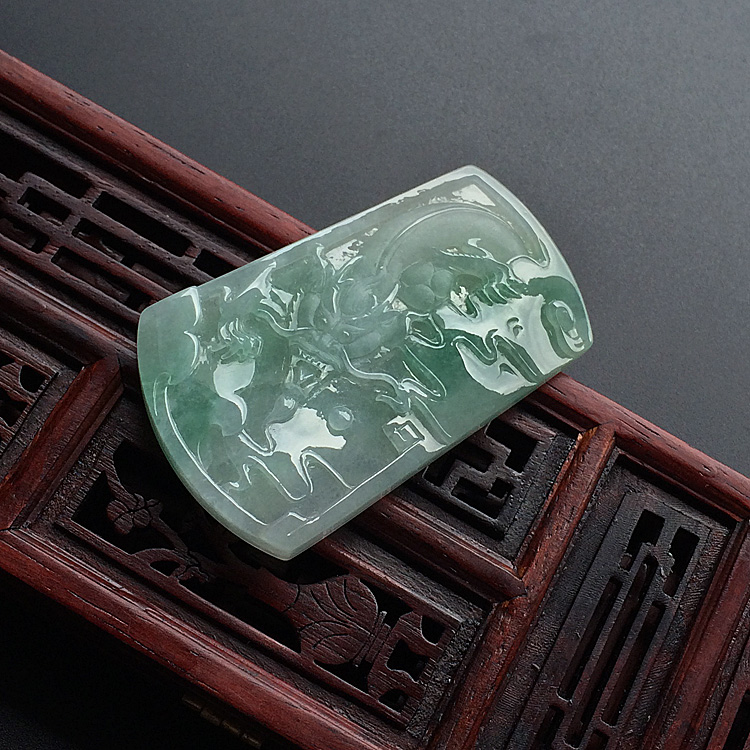 糯冰种晴水飘花龙牌挂件