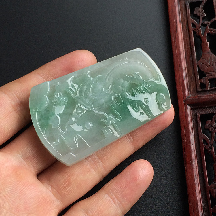 糯冰种晴水飘花龙牌挂件