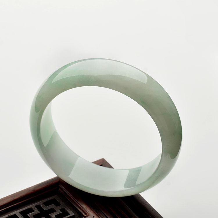糯冰种略飘翠手镯（55.8mm）