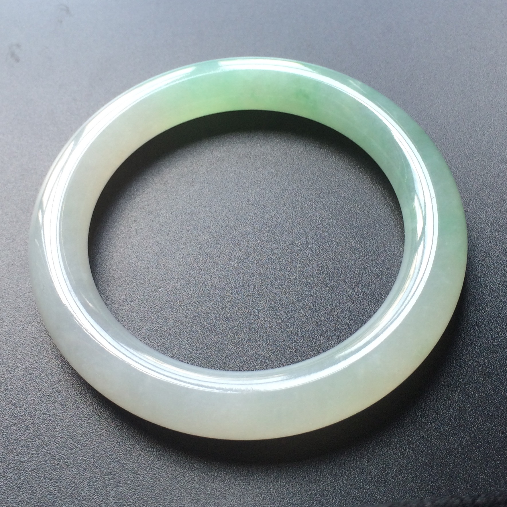 (超值推荐)糯冰种略飘翠圆条手镯(56.3mm)