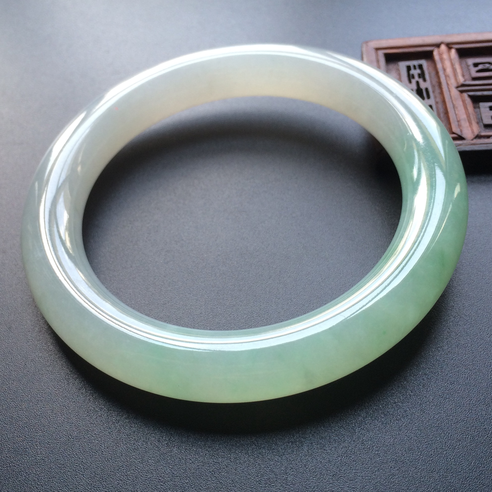 (超值推荐)糯冰种略飘翠圆条手镯(56.3mm)