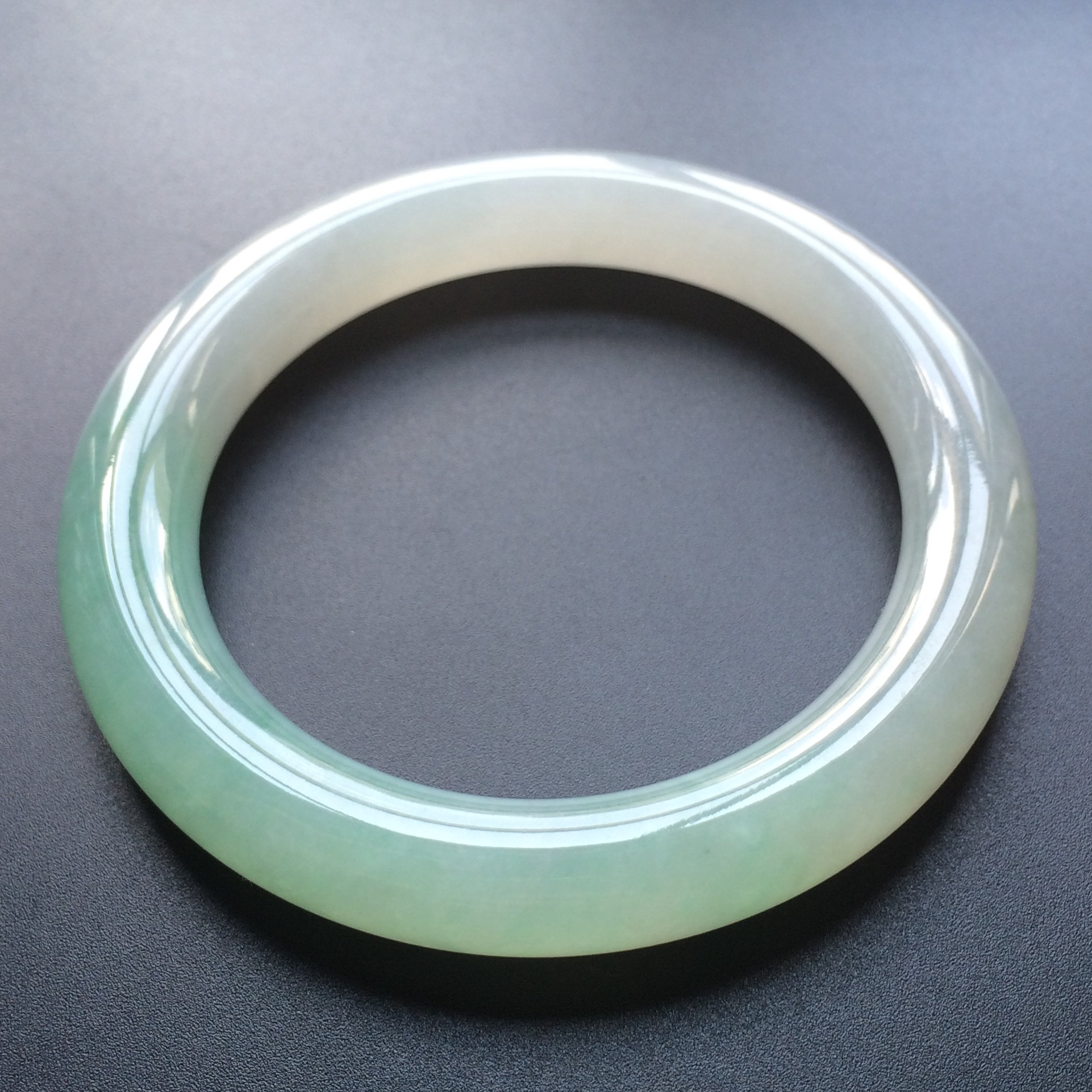 (超值推荐)糯冰种略飘翠圆条手镯(56.3mm)