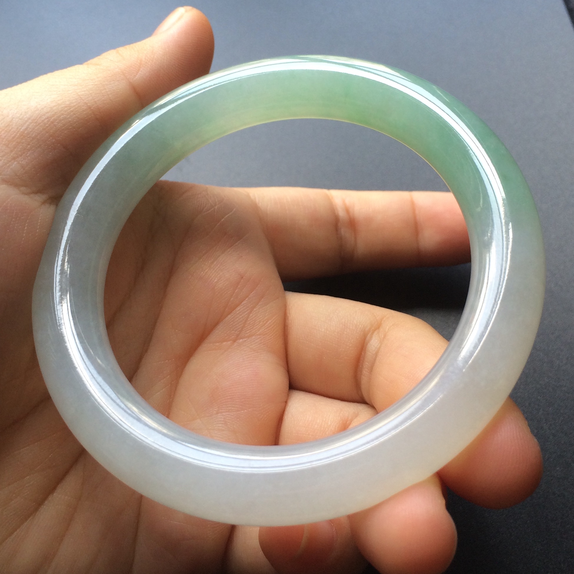 (超值推荐)糯冰种略飘翠圆条手镯(56.3mm)