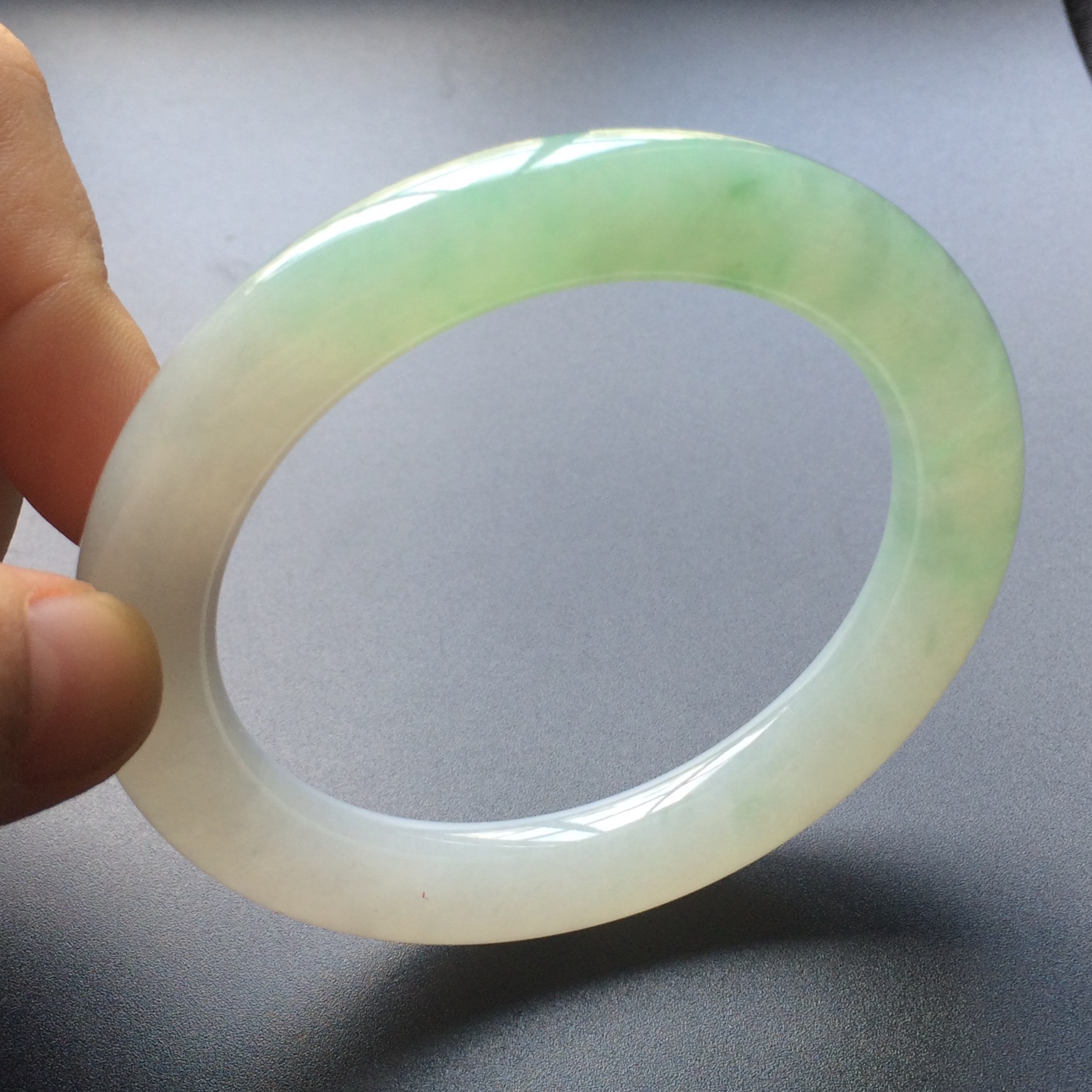 (超值推荐)糯冰种略飘翠圆条手镯(56.3mm)