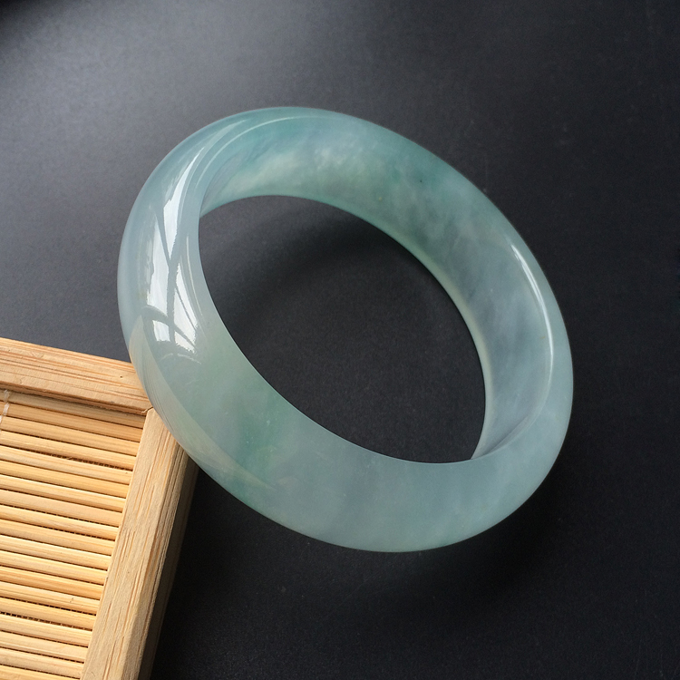 (超值推荐)冰种淡晴水略飘花手镯(58.3mm)